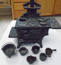 VINTAGE CRESCENT SALESMAN'S SAMPLE CAST IRON MINIATURE COOK STOVE W/ ACCESSORIES