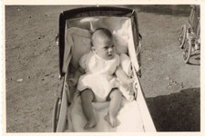 ANCIENNE PHOTOGRAPHIE BÉBÉ DANS SON LANDEAU PENDANT LA PROMENADE