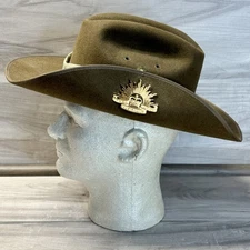 MENS MOUNTCASTLE 1998 AUSTRALIAN MILITARY SLOUCH FUR FELT HAT WITH BADGE