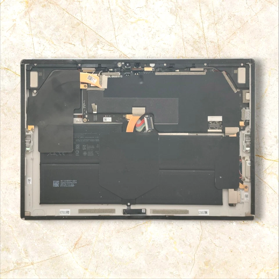 Microsoft Surface Pro 7 - 256GB/8GB - Core i5 - Win 11 Funzionante Senza Schermo - Immagine 2 di 4