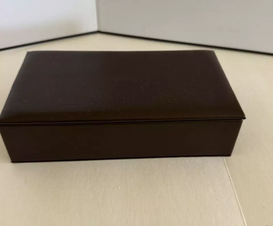 Estuche compartimento marrón cosmético Calvin Klein para hombre vintage 8" x 4,5" x 2" Foto 4 de 4