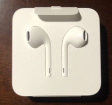 Apple EarPods Wired W/ Lightning Connector - Remote and Mic - White NEW