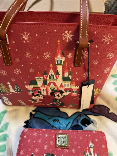 Disney Parks 2024 Mickey Family Weihnachten Dooney Beuteltasche, Geldbörse & Kosmetiktasche Neu mit Etikett - Bild 3 von 15