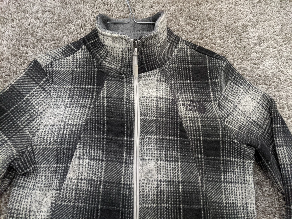 Chaqueta The North Face para mujer pequeña media luna cremallera completa forrada de lana gris a cuadros Foto 2 de 4