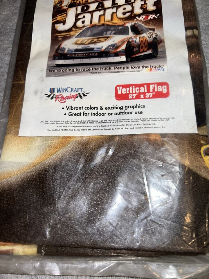 Bandera vertical para coche Dale Jarrett #88 UPS 27"x37" bandera NASCAR - TOTALMENTE NUEVA Foto 3 de 4