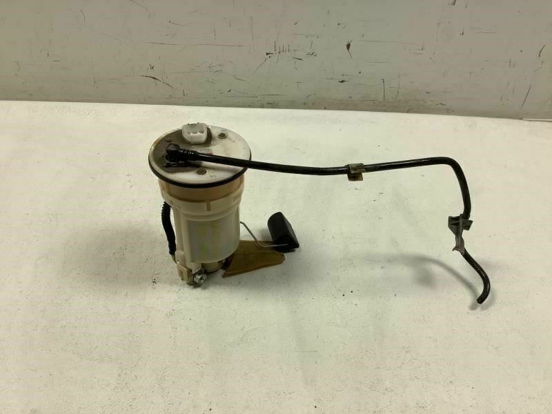 画像の2点セット 燃料ポンプアセンブリ OEM: 77020-26080 7702026080 トヨタ