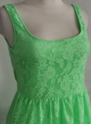 Gr.M Ginatricot Hübsches Spitzenkleid fit & flare Romantisch neon grün dehnbar