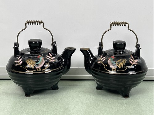 Redware Black Teapot Salt and Pepper Shaker Set Roosters Chickens Vintage Japan - Picture 1 of 11
