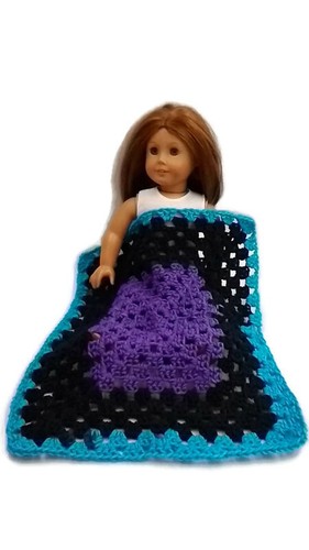 Coperta all'uncinetto adatta per bambola ragazza americana 18" e 17" x 14" viola nero acqua - Foto 4 di 4