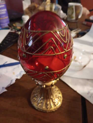 Uovo di vetro russo rosso rubino vintage, design oro su supporto. - Foto 1 di 11
