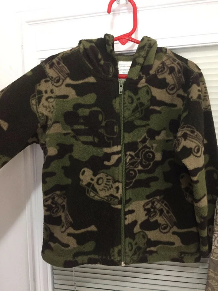 Conjunto de chaqueta y pantalones cortos de lana de camuflaje para niños jóvenes con camionetas talla 3T/4T Foto 3 de 4