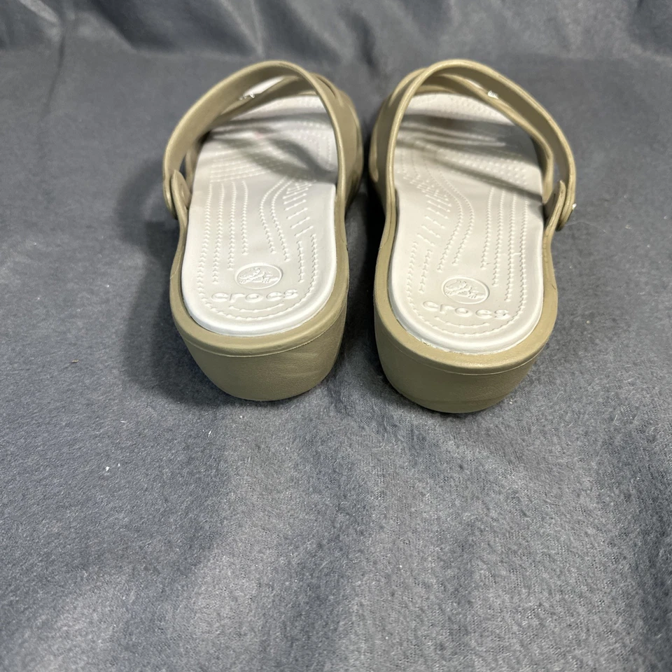 Sandalias de cuña Crocs para mujer talla 10 W color tostado Patricia II con tiras sin cordones costeras Foto 3 de 4