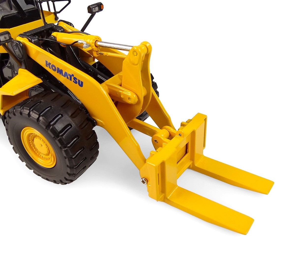 Universal Hobbies UH8153 Komatsu WA600-8 Four Wheel Loader Universal Hobbies UH8153 Komatsu WA600-8 Four Wheel Loader