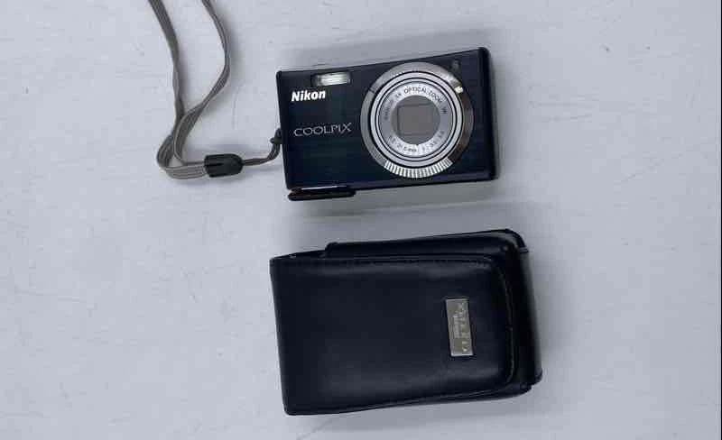 Nikon Coolpix S560 10MP Point & Shoot Digital Camera With Bag & Accessories - Image 2 of 4