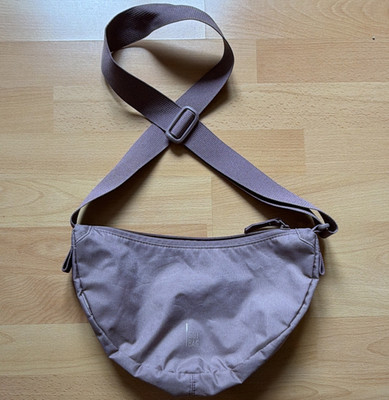 GOT BAG kleine Halbmond-Umhängetasche lila Canvas, Reißverschluss, Gurt