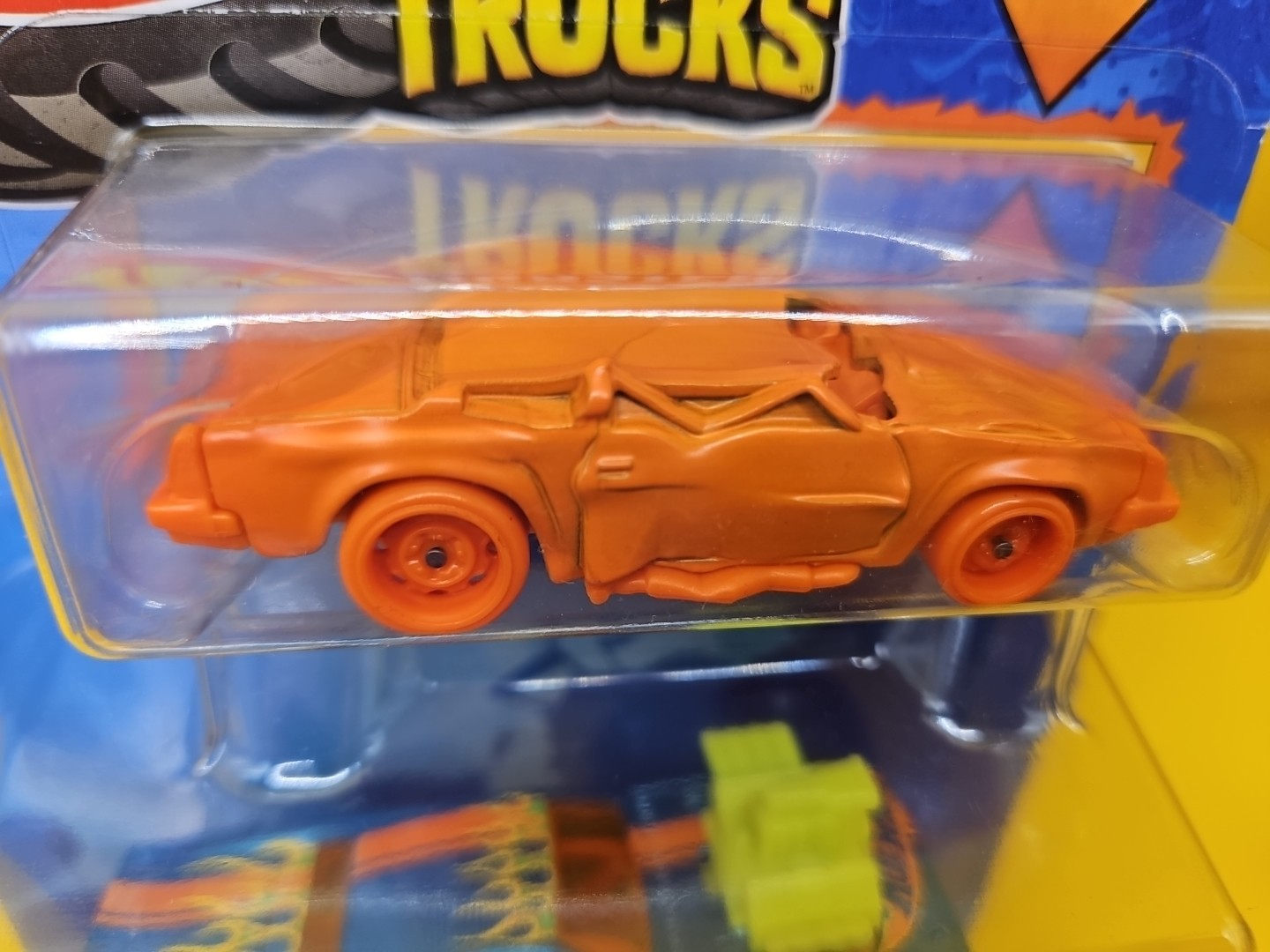 Hot Wheels - Monster Trucks Rodger Dodger And Crushed Coupe (BBHWN37) image 5
