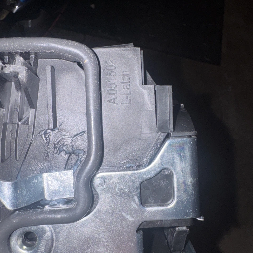 Actuador de cierre de cerradura de puerta del conductor delantero izquierdo OEM BMW E82 E90 F10 F30 F32 F80 M3 X5 Foto 2 de 4