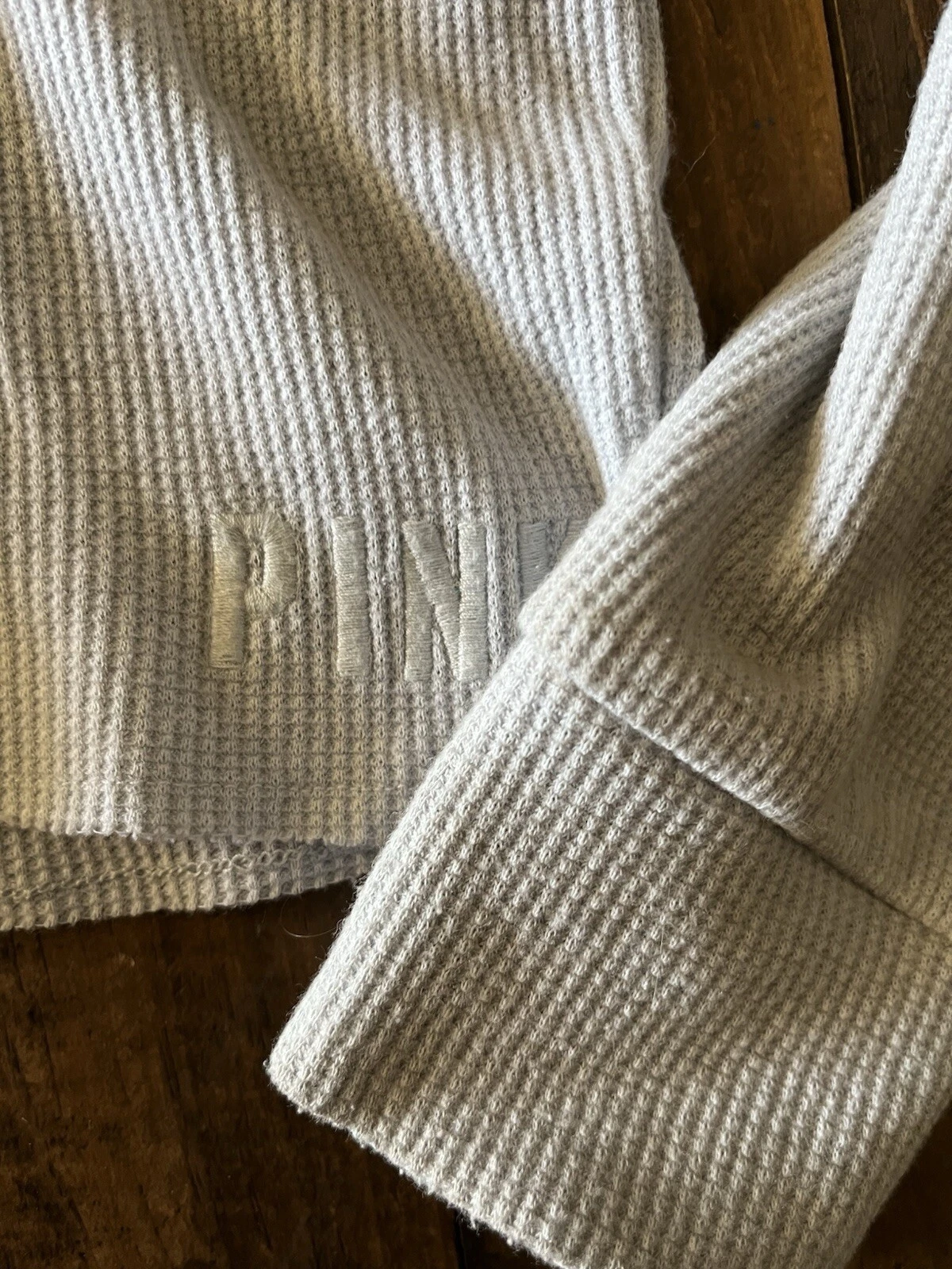 UNDERCOVER Top con cappuccio Victorias Secret rosa tessuto waffle grigio