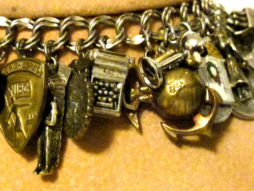 Vintage 60er Jahre Bettelarmband mit 27 Charms,21 sind Sterling,5 Messing,1 Kupfer - Bild 6 von 12