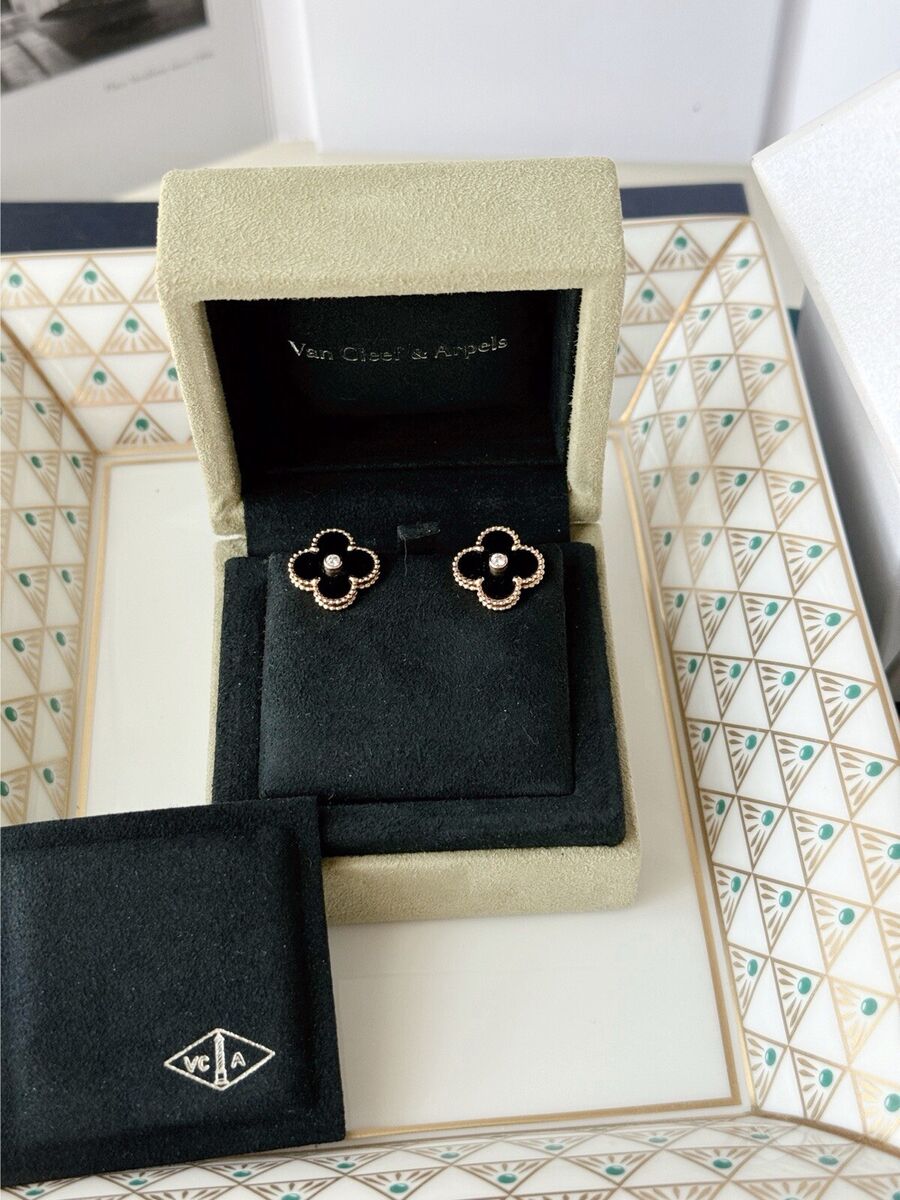 1/2 Black Onyx 1/2 Leaf Earrings 1/2 Black Onyx 1/2 Leaf Earrings