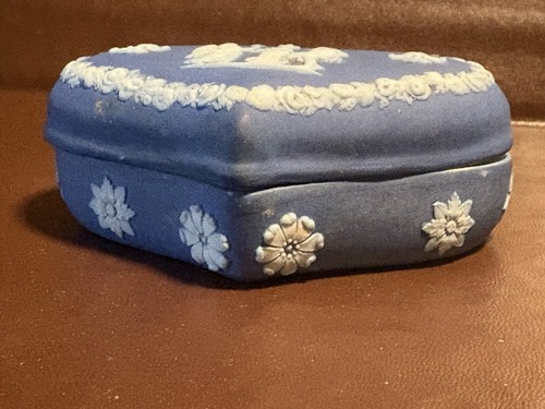 Adams & Wedgwood Jasperware Colbalt Blue & White - Vases & Heart Trinket Dish - Picture 18 of 19