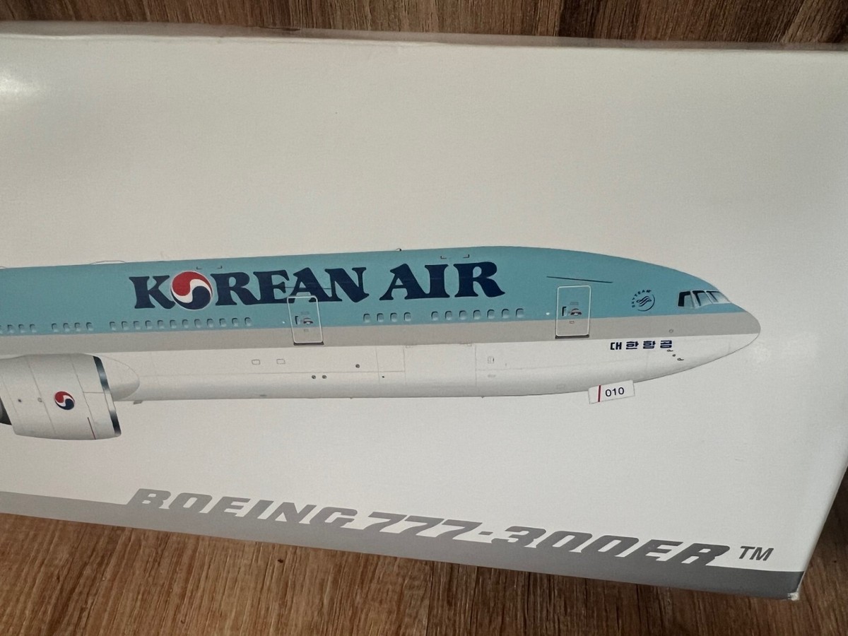 Korean Air X Super M Printing Die Cast 1:200 Boeing 777-300ER