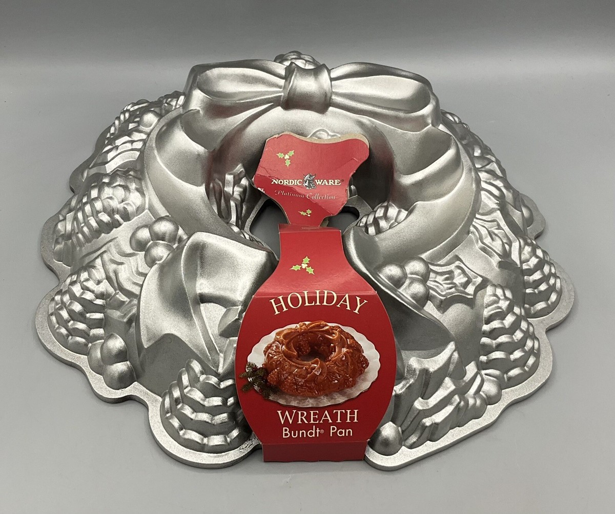Nordic Ware Christmas Holiday Wreath Bundt Cake Pan Ring 10 cup Cast  Aluminum