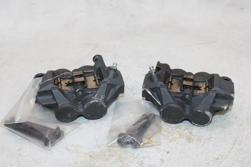 06-15 JUEGO DE PINZAS DE FRENO DELANTERAS DERECHA IZQUIERDA YAMAHA YZF R6 OEM PAR Foto 4 de 4