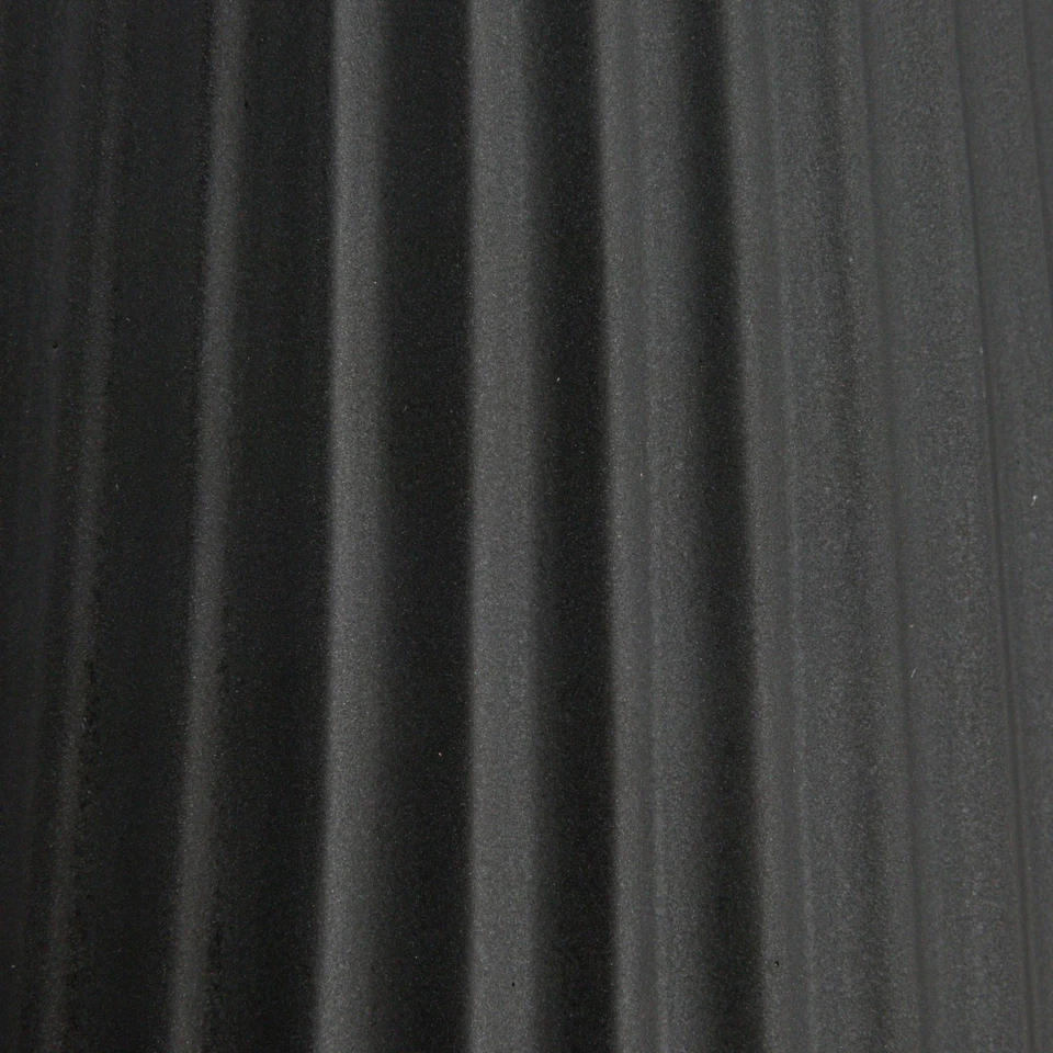 Jarrón redondo acanalado de gres con líneas en relieve, negro mate Foto 3 de 4