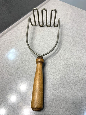ANTIQUE WIRE POTATO MASHER PRIMITIVE KITCHEN PREP TOOL OLD RUSTIC WOODEN HANDLE