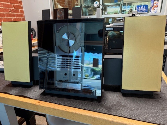 Bang Olufsen Beosound 4000 Music System w Speakers Read