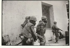 VINTAGE PHOTO VIETNAM: HUE, TET, USMC STREET FIGHTING