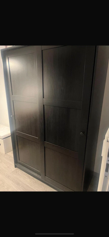 Kleiderschrank mit Schiebetüren, schwarzbraun, 117x176 cm