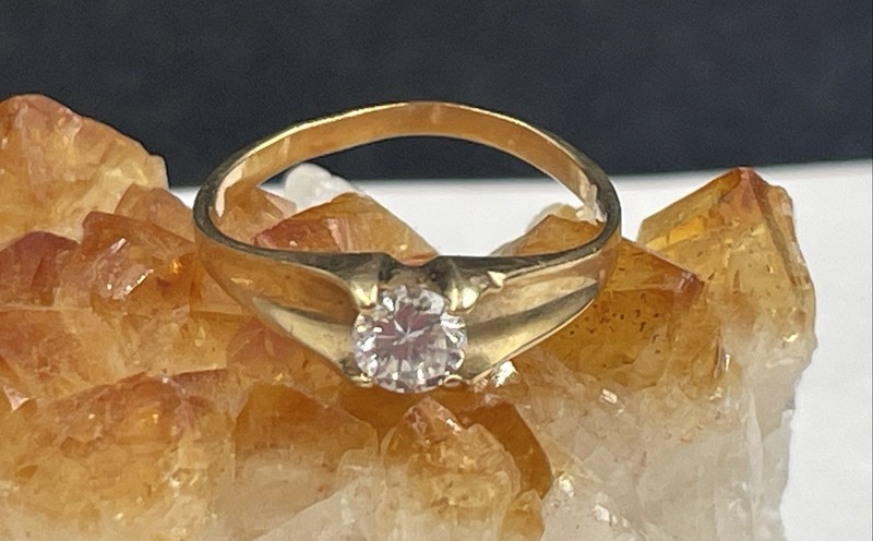 10K Gold Size 3 Ring W/ Crystal