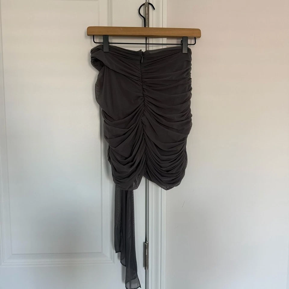 Mini-saia em camadas HOUSE OF CB 'Rokael' sombra - Imagem 4 de 4