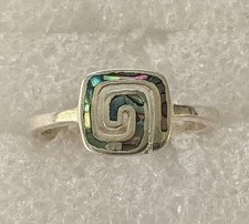 Vintage ring sterling silver 925 Size 8 Weight 2.58 g. Mother of pearl abalone.