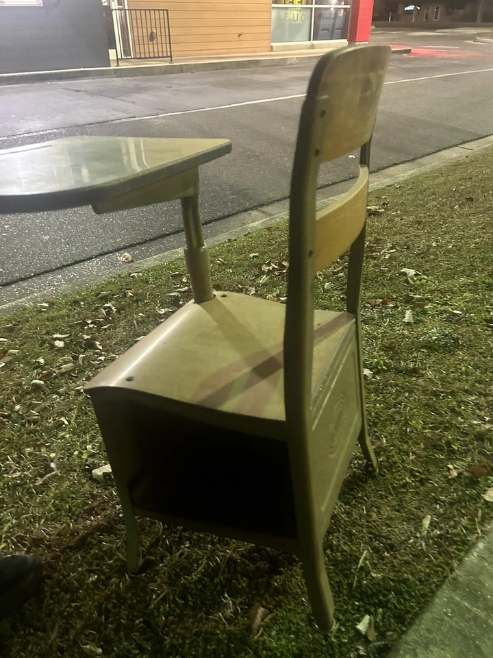 Antiguo escritorio escolar The Crusader American Desk brazo único con estante Foto 2 de 4