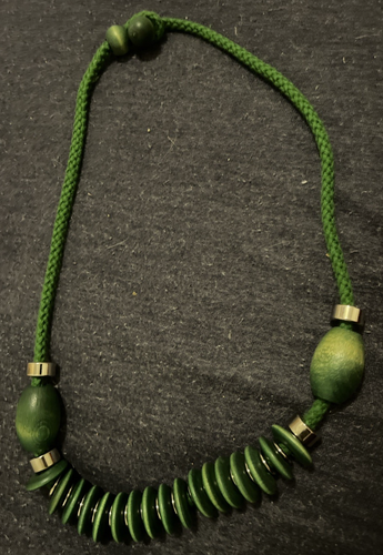Collana 27" lunga perline in legno piatte circolari verdi spesse stringa chiusura in legno passante