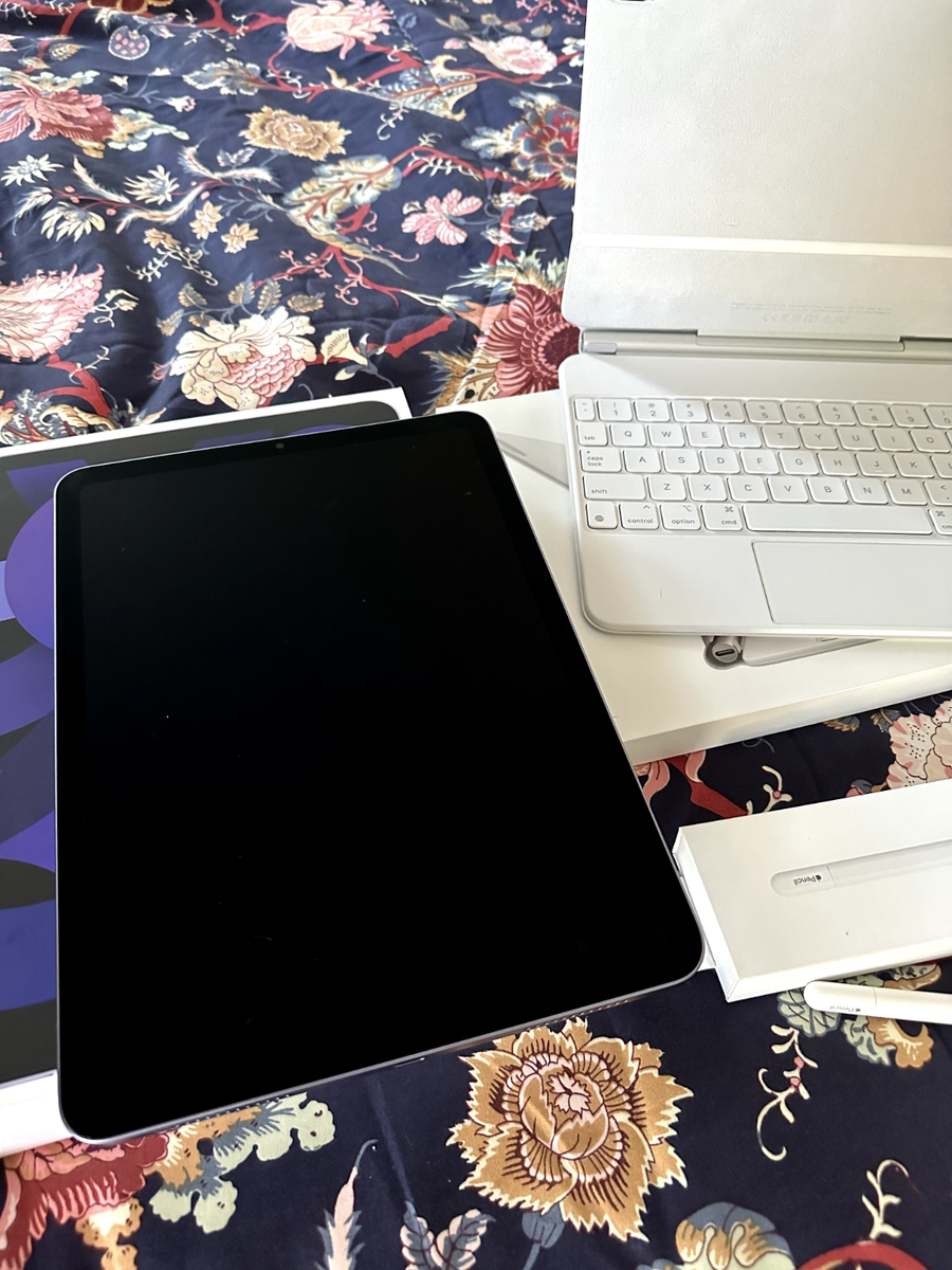 FULL iPad Set: IPad Air 5th Gen WiFi 64gb, Magic Keyboard FULL iPad Set: IPad Air 5th Gen WiFi 64gb, Magic Keyboard