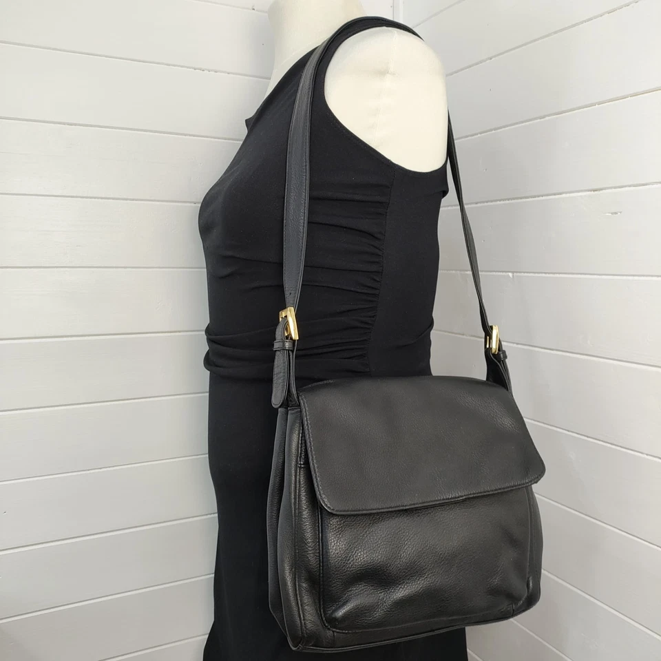 Mila Paoli 黑色皮革包翻盖斜挎包金色口音经典永恒中性 — 第 3/4 张图片