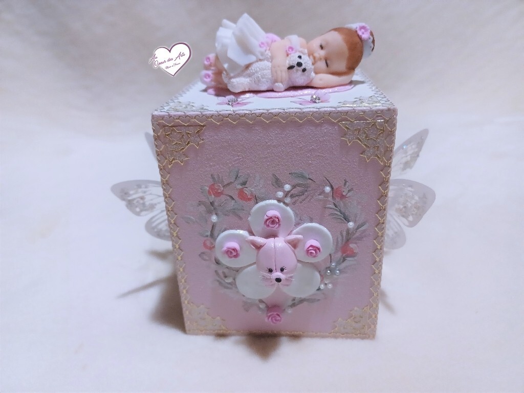 Tirelire bébé fimo fille rose pour décorer une table de chevet d'enfant