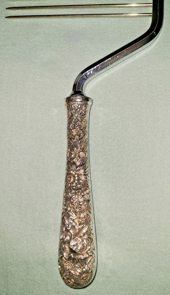 Quebra-bolos antigo S. Kirk & Son prata esterlina repousse cabo floral - Imagem 2 de 4