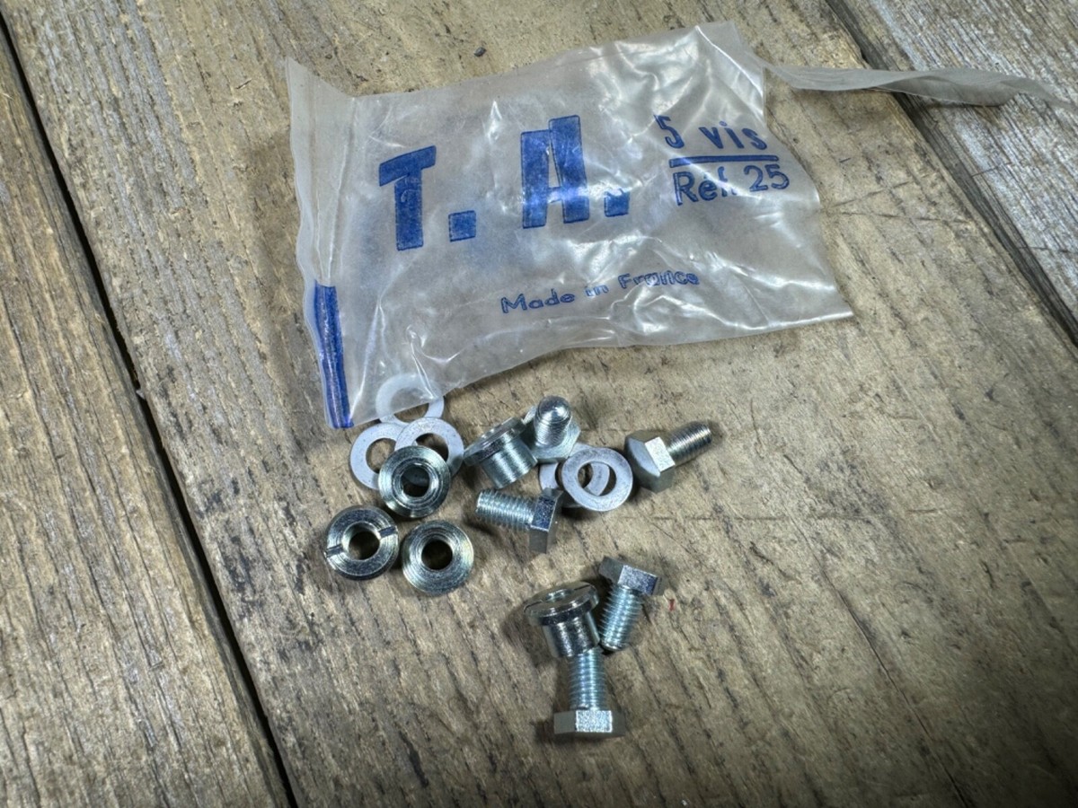 kit des 2 vis chromées des amortisseurs arriere