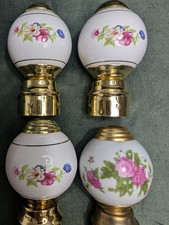 Kwiatowe uchwyty słupków do łóżka vintage porcelana i mosiądz zestaw 4 różowe kwiaty