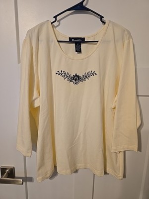Woman Denim & Company 2X IVORY TOP is Made Of Cotton And Spandex. 3/4 SLEEVE