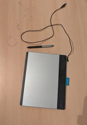 Wacom Intuos Medium Zeichentablett mit Stift für Zeichnung Fotobearbeitung
