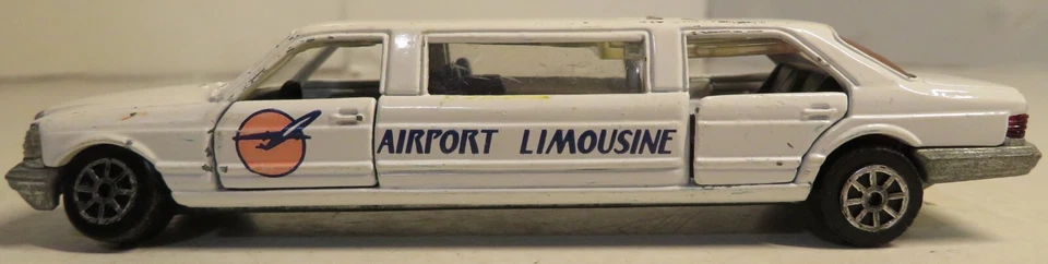 Литой под давлением белый лимузин аэропорта Road Champs Deluxe 1:64 1992 с открывающимися дверями - Изображение 2 из 4