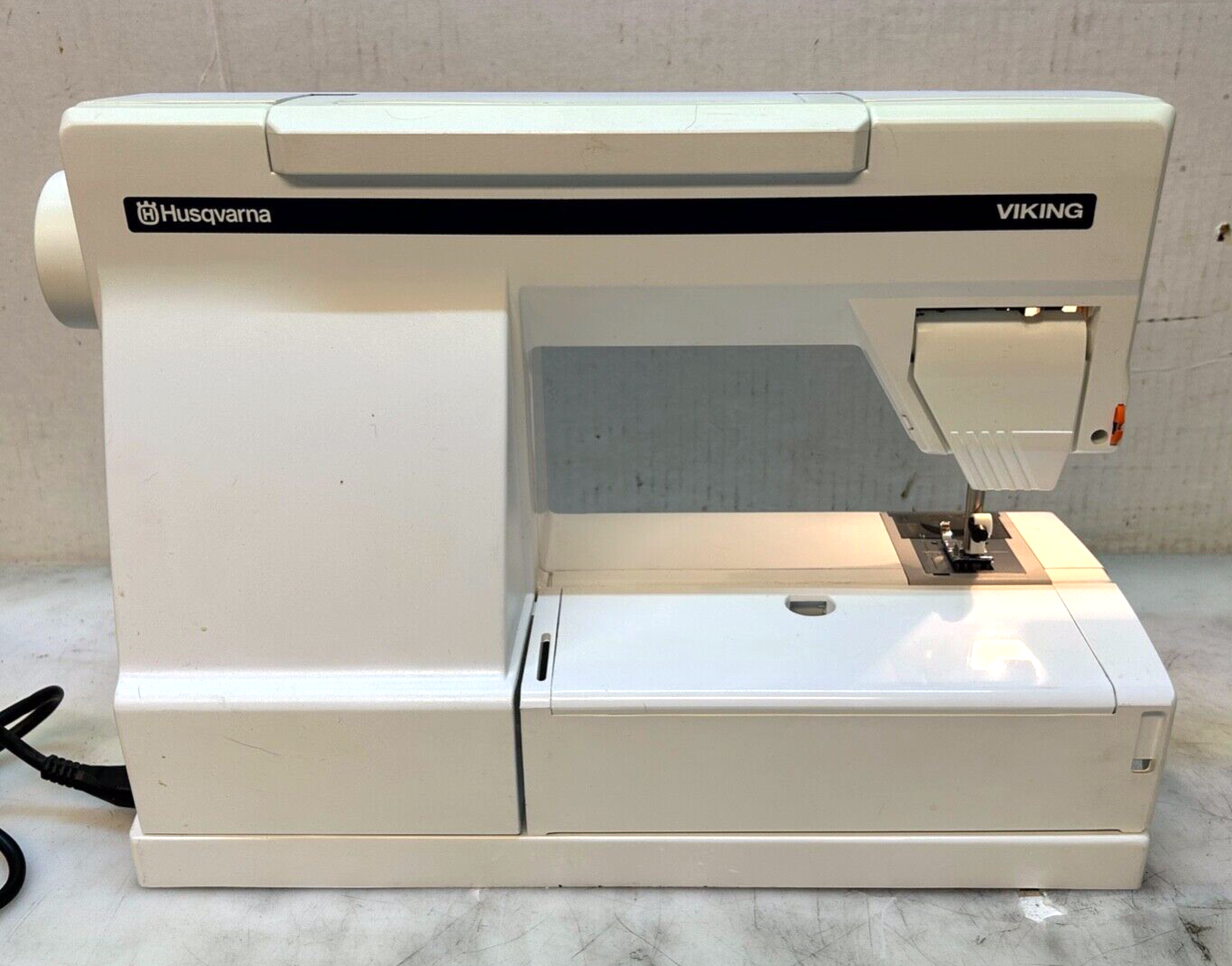 Viking Husqvarna Freesia 425 Sewing Machine w/Foot Pedal And Cord T0349