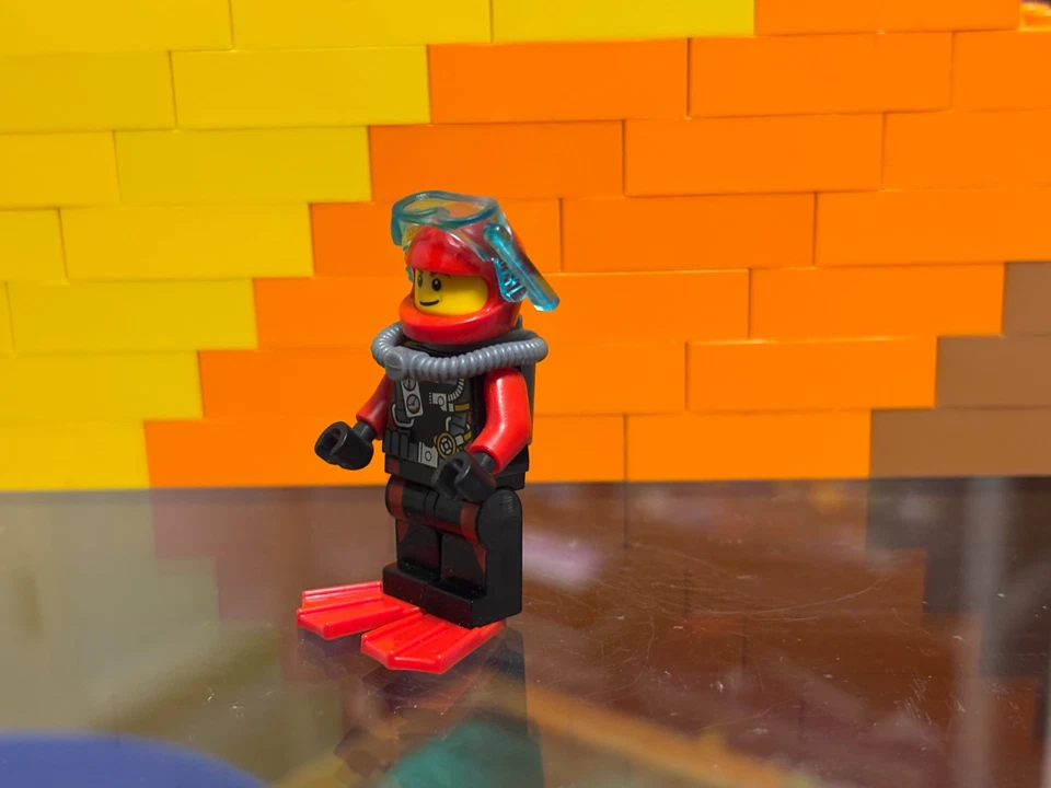 Lego City Deep Sea Explorers Exploration Vessel Male Minifigure set 60095 - Image 2 of 4