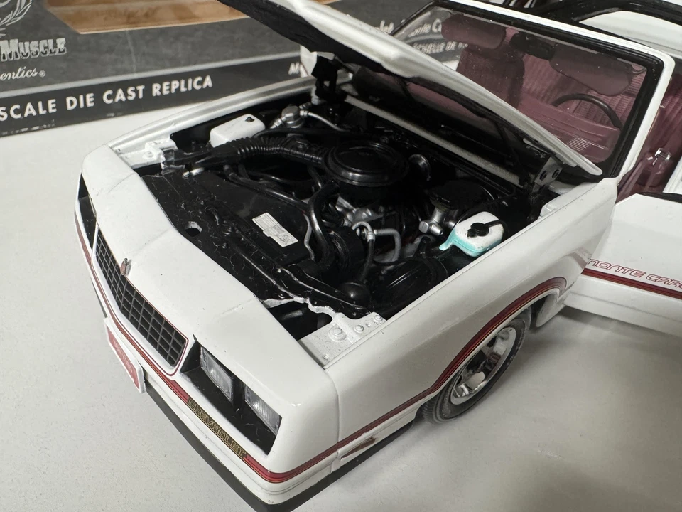 Chevy Monte Carlo SS American Muscle Authentics 1985 con T-tops blanco 1:18 ertl Foto 4 de 4